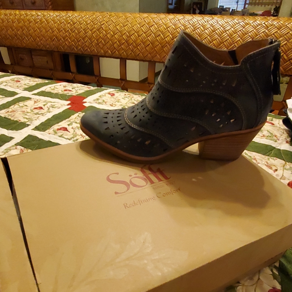 BOOTS - Picture 5 of 8